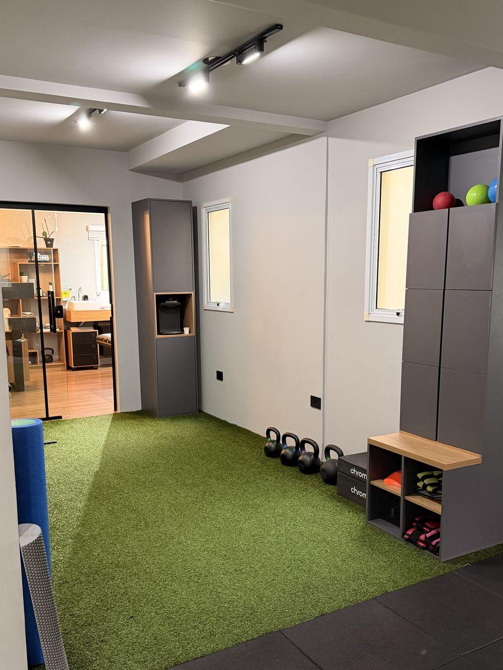 Espaço com grama sintética para exercícios