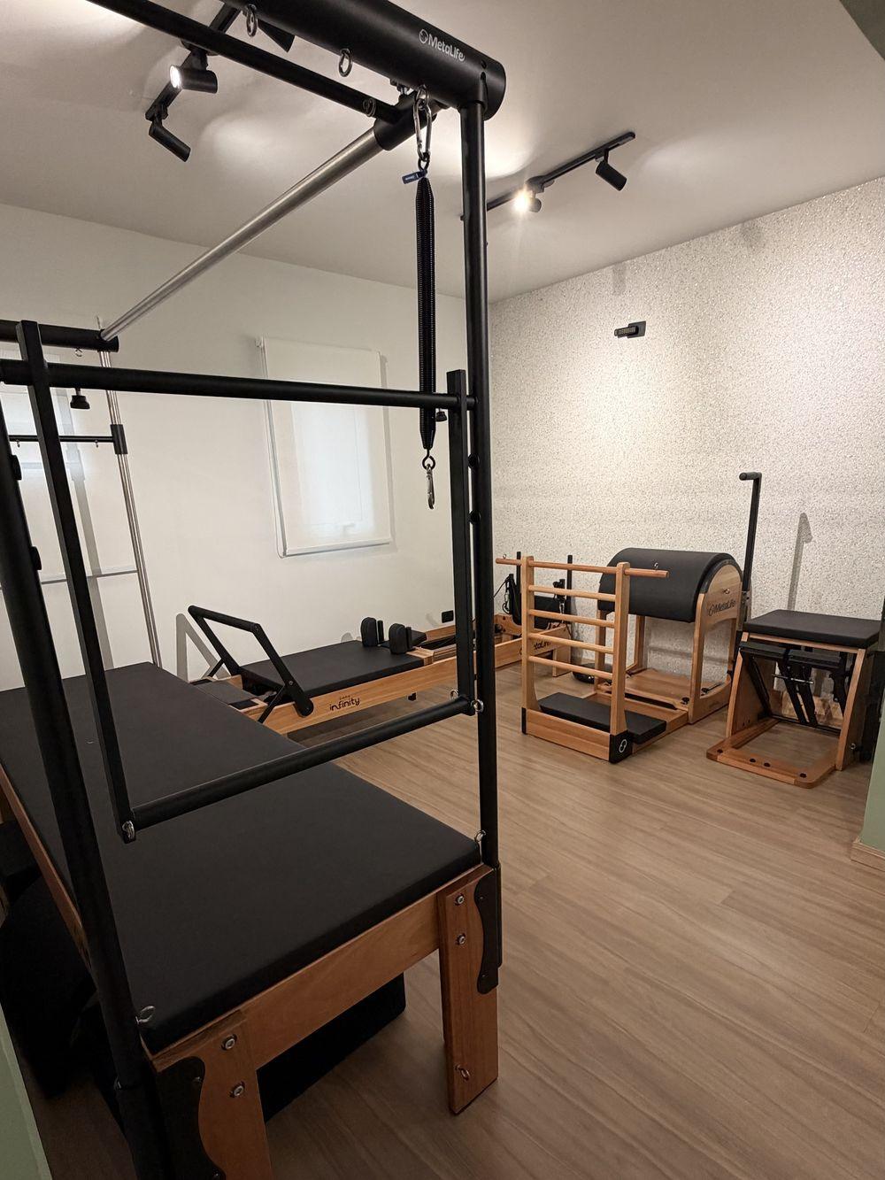Studio de pilates com reformer e cadillac